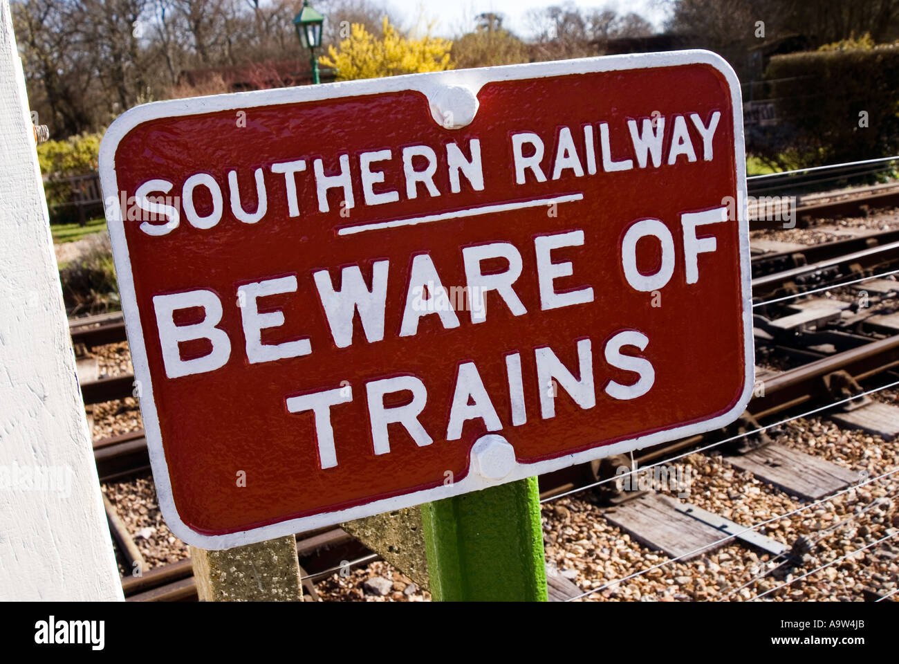 Vecchia Ferrovia meridionale attenzione dei treni segno Foto Stock