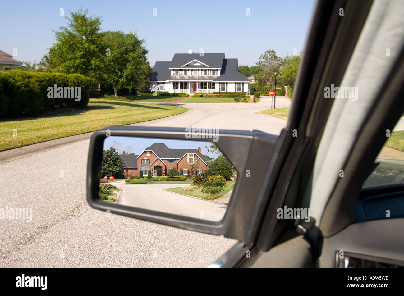 Vista posteriore specchio auto riflettente case di lusso Foto Stock
