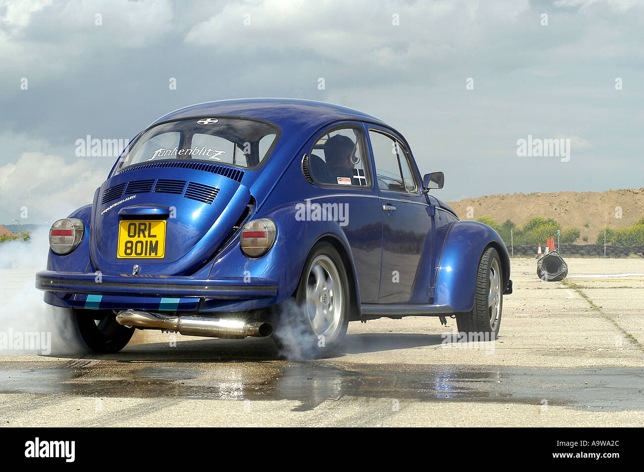 VW Beetle bruciare i pneumatici Foto Stock