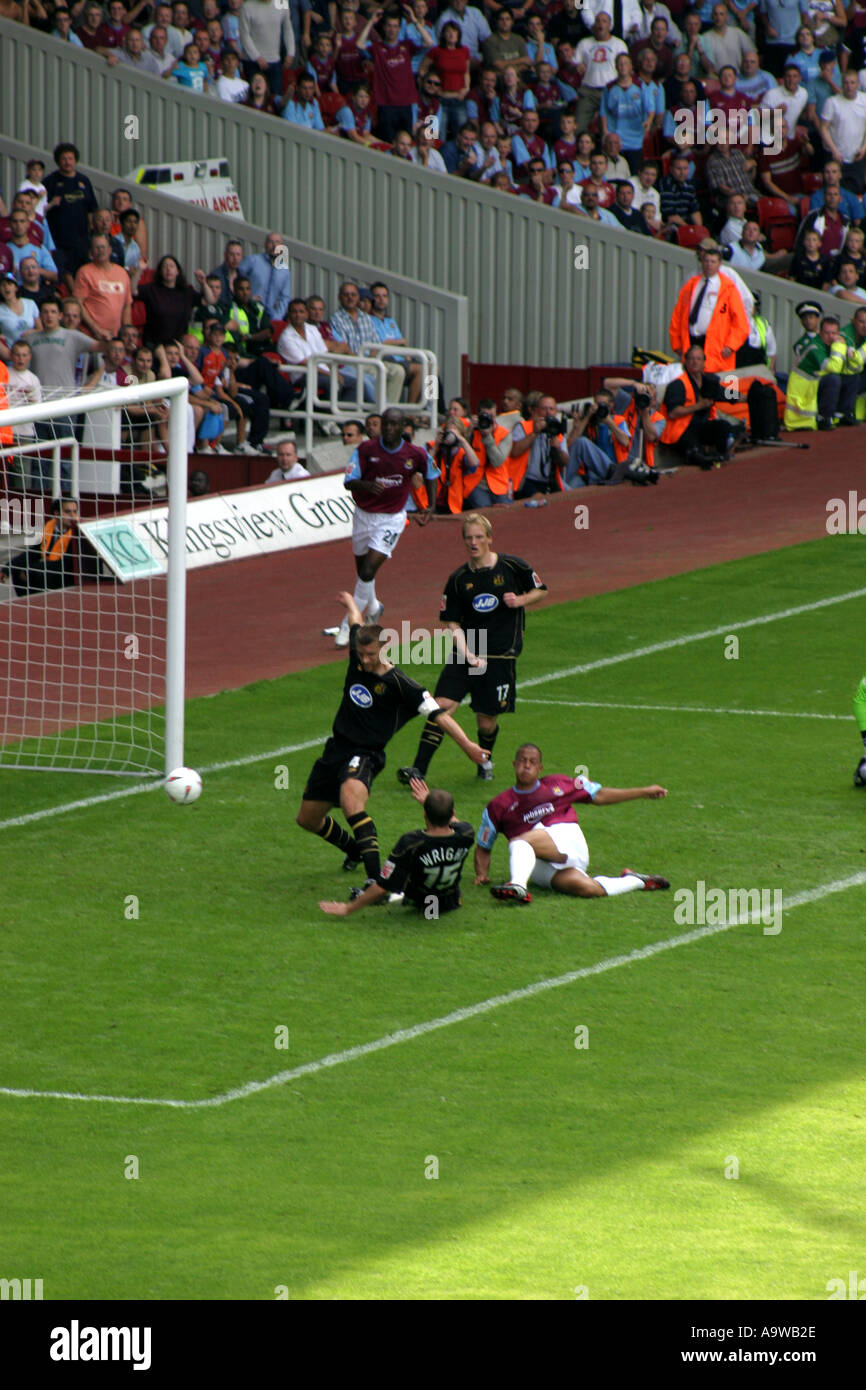 Bobby Zamora ganci a sfera obiettivo in West Ham United v Wigan Athletic 15 Agosto 2004 Foto Stock