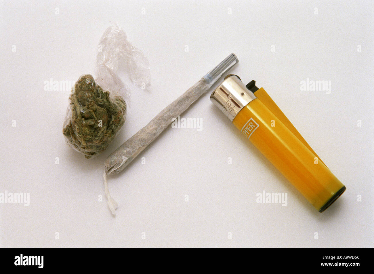 Accendino giallo spliff e alghe Foto Stock