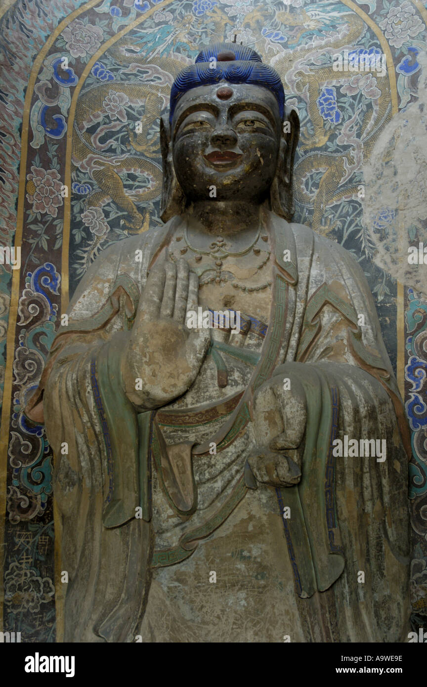 Shiku Yungang grotte / grotte nei pressi di Datong, Cina - un antico Buddha scolpita dentro una grotta Foto Stock