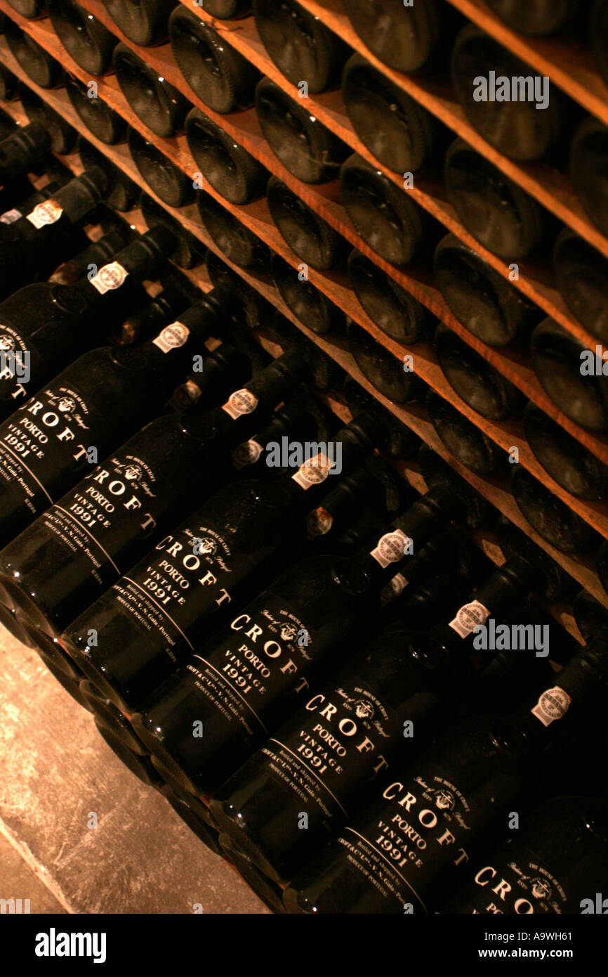 Bottiglie di vino di porto la stagionatura in cantine di Croft Porto Portogallo Foto Stock