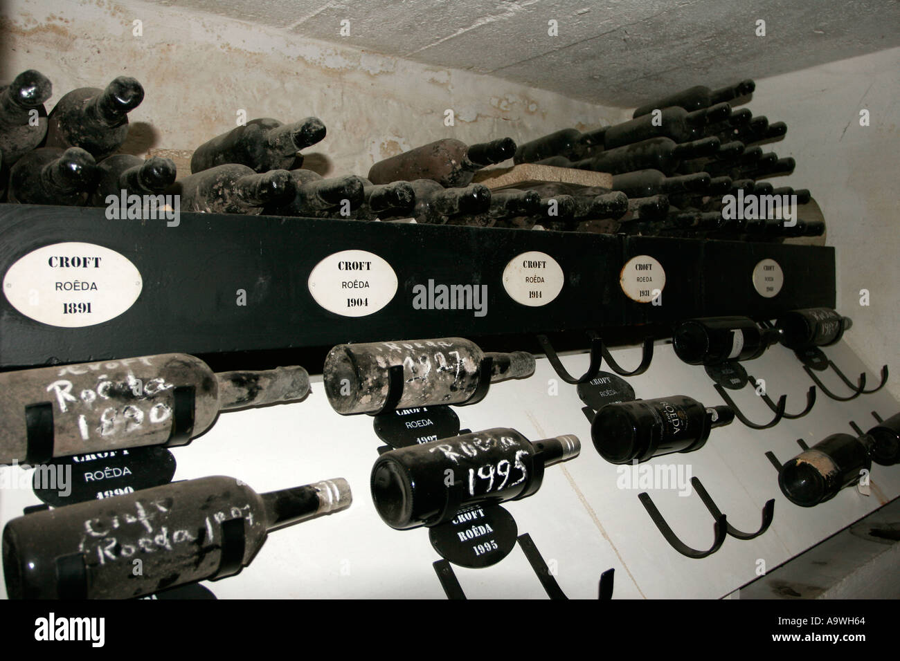 Bottiglie di Porto Vintage vino la stagionatura in cantine di Croft Porto Portogallo Foto Stock