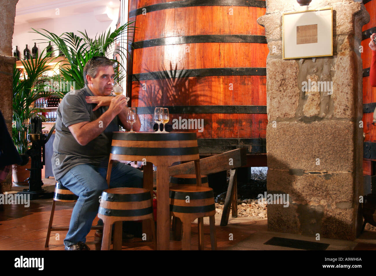 Visitatore porta degustazione di vino al termine di un giro intorno al Croft cantine di Porto Portogallo Foto Stock