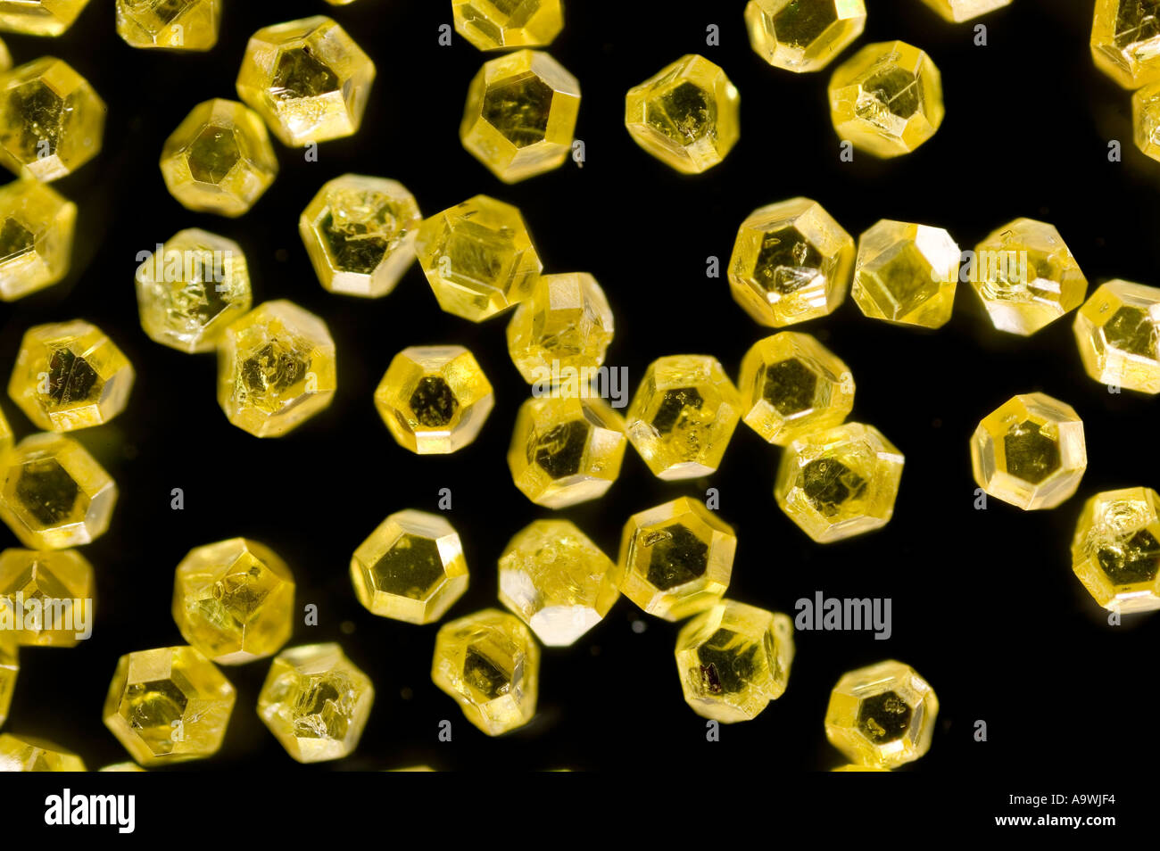 Taglio industriale di diamanti, giallo su sfondo nero Foto Stock