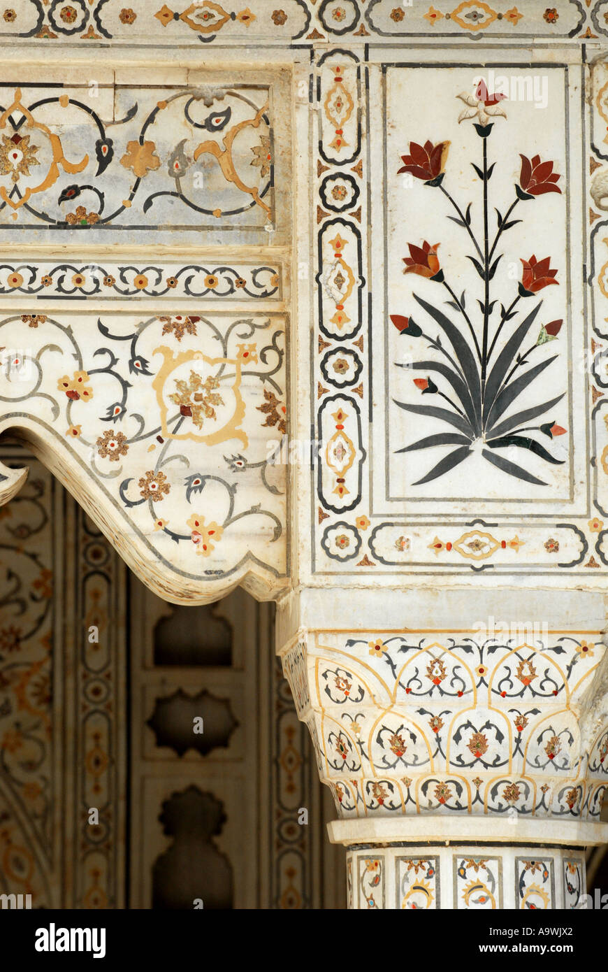 Intarsi in Jahangirs Palace all'interno di Agra fort Uttar Pradesh, India Foto Stock