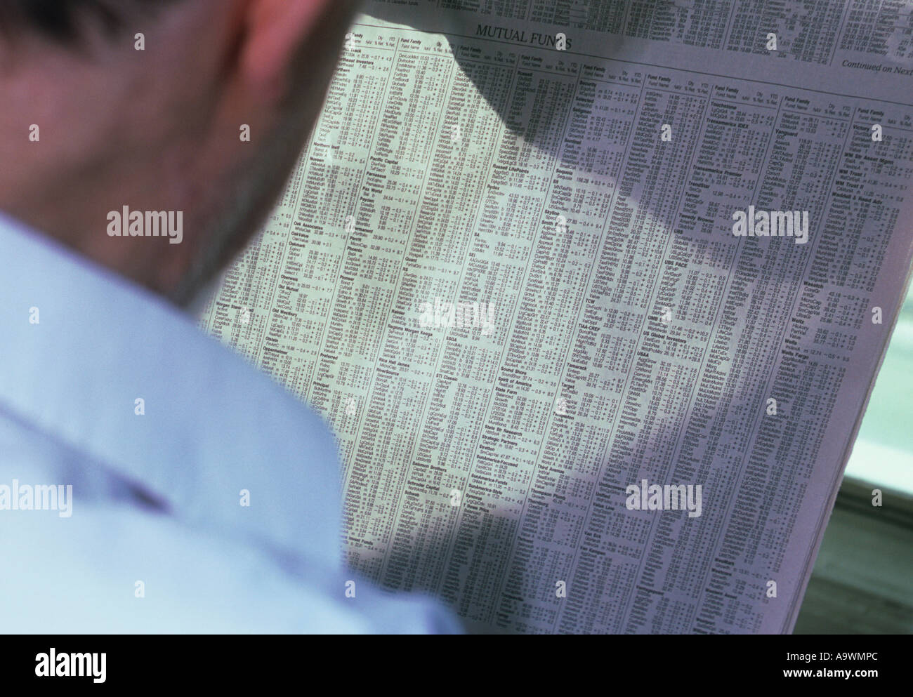 Wall Street. Anziani in pensione che leggono le pagine finanziarie degli investimenti sui giornali e dei risparmi per la pensione Foto Stock