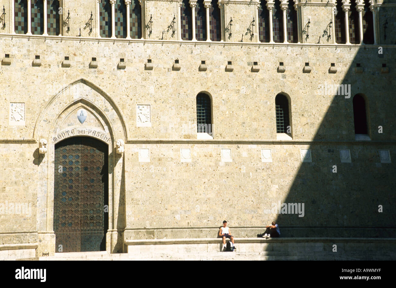 L'Italia, Siena, porta a Palazzo Salimbeni Foto Stock