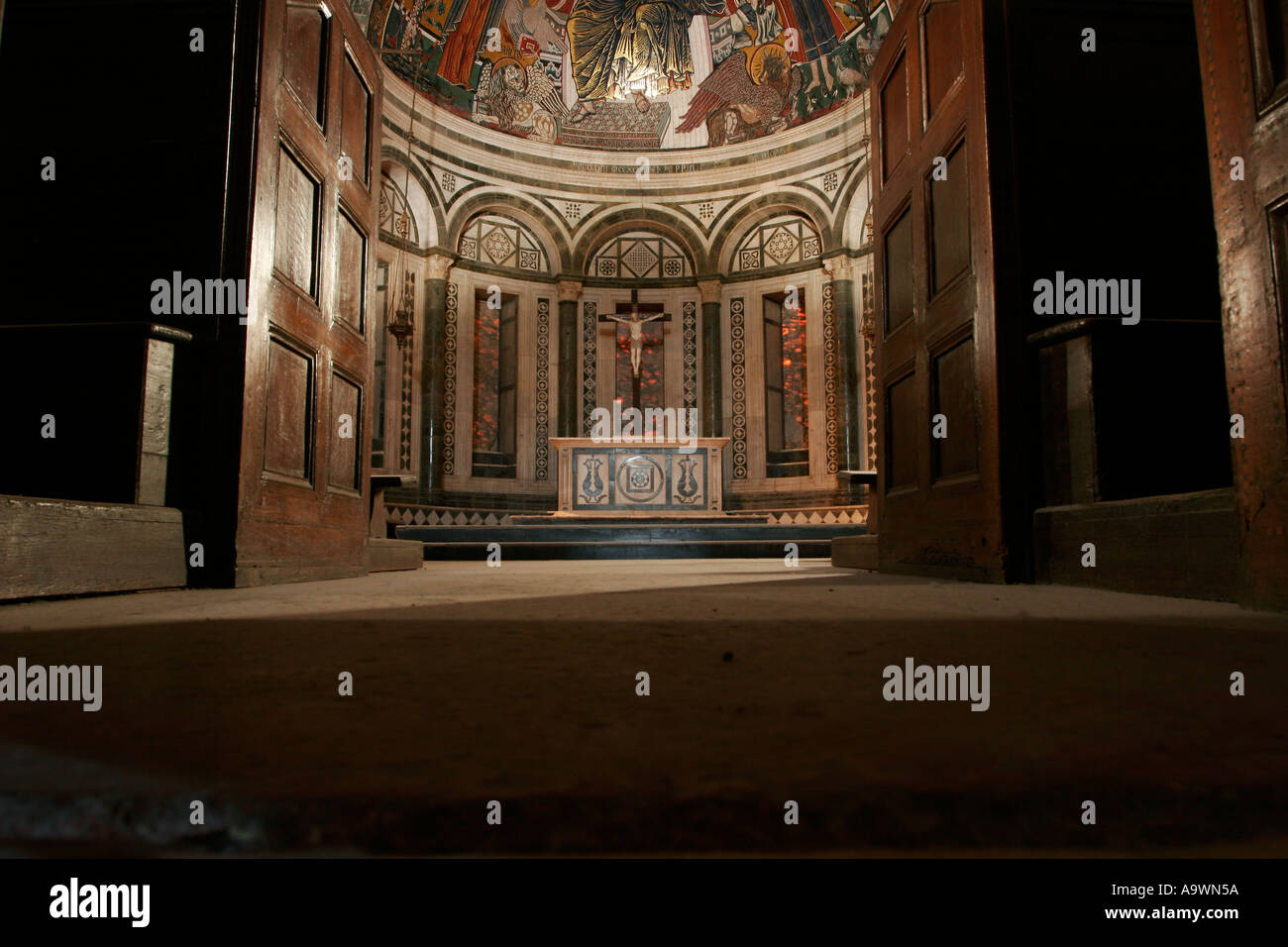 Interno della chiesa di San Miniato al Monte a Firenze Italia Foto Stock