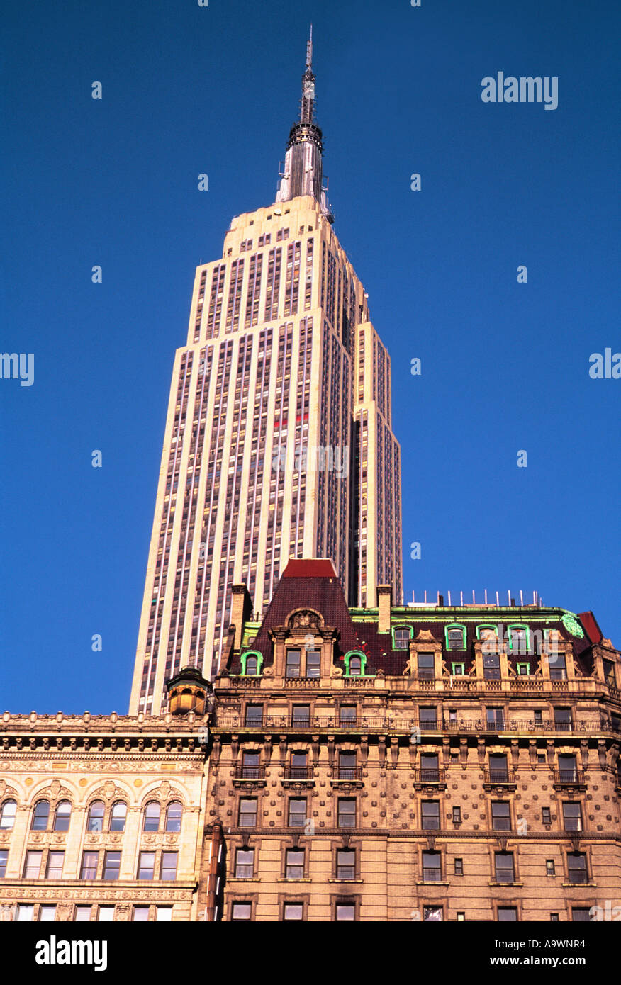 New York City, l'Empire State Building. Vista dello skyline dalla 6th Avenue, Herald Square nel centro di Manhattan. Architettura Art Deco, New York, USA Foto Stock