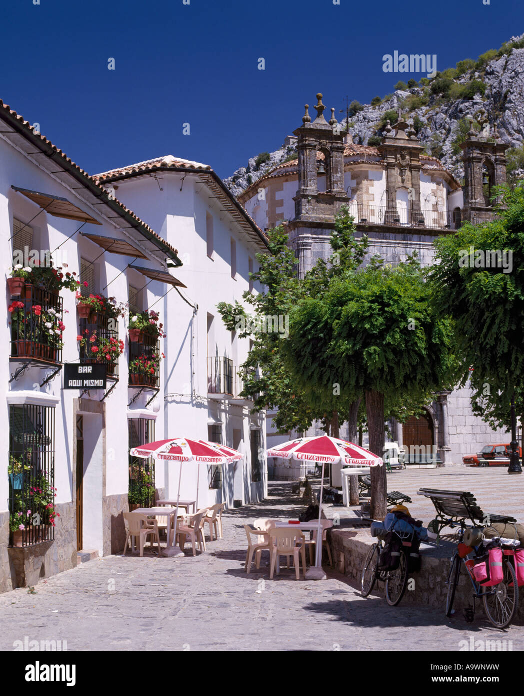 Bar in Plaza di Grazalema Andalusia Spagna Foto Stock Bar in Plaza di Grazalema Andalusia Spagna Foto Stock