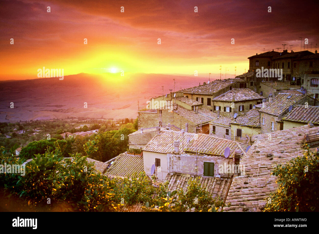 L'Italia, Toscana, tramonto a Volterra volterà, vista in elevazione Foto Stock