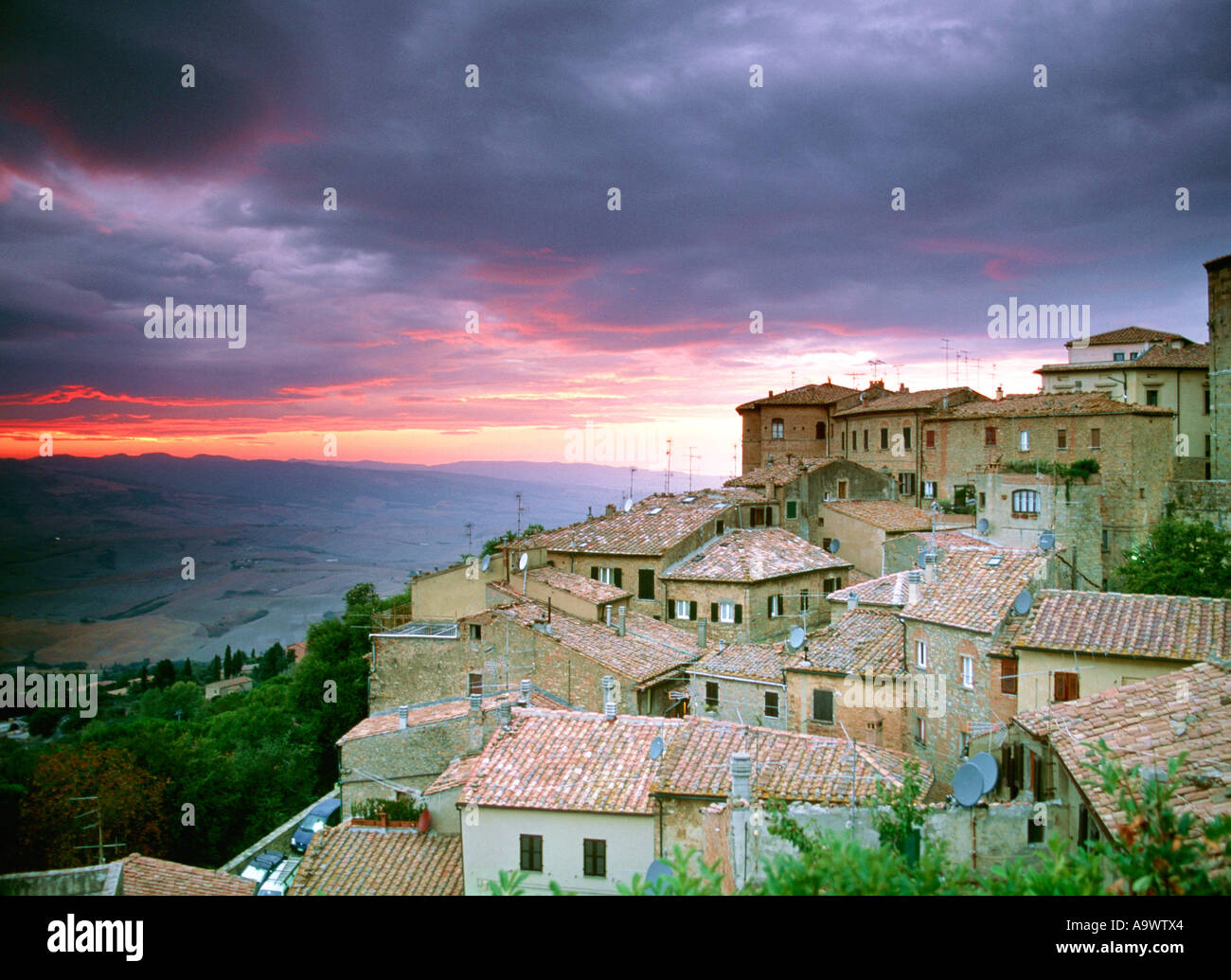L'Italia, Toscana, tramonto a Volterra volterà, vista in elevazione Foto Stock