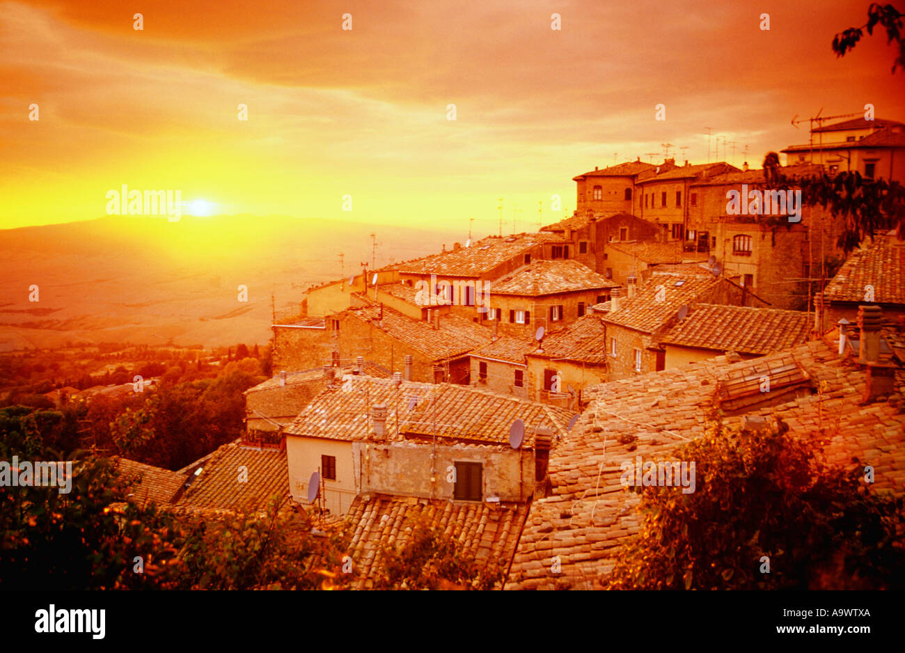 L'Italia, Toscana, tramonto a Volterra volterà, vista in elevazione Foto Stock