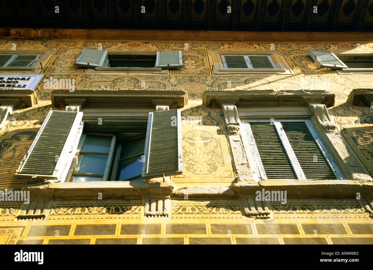 Arezzo palazzo comunale Toscana Italia, edificio decorato con finestre con persiane, Arezzo, a basso angolo di visione Foto Stock