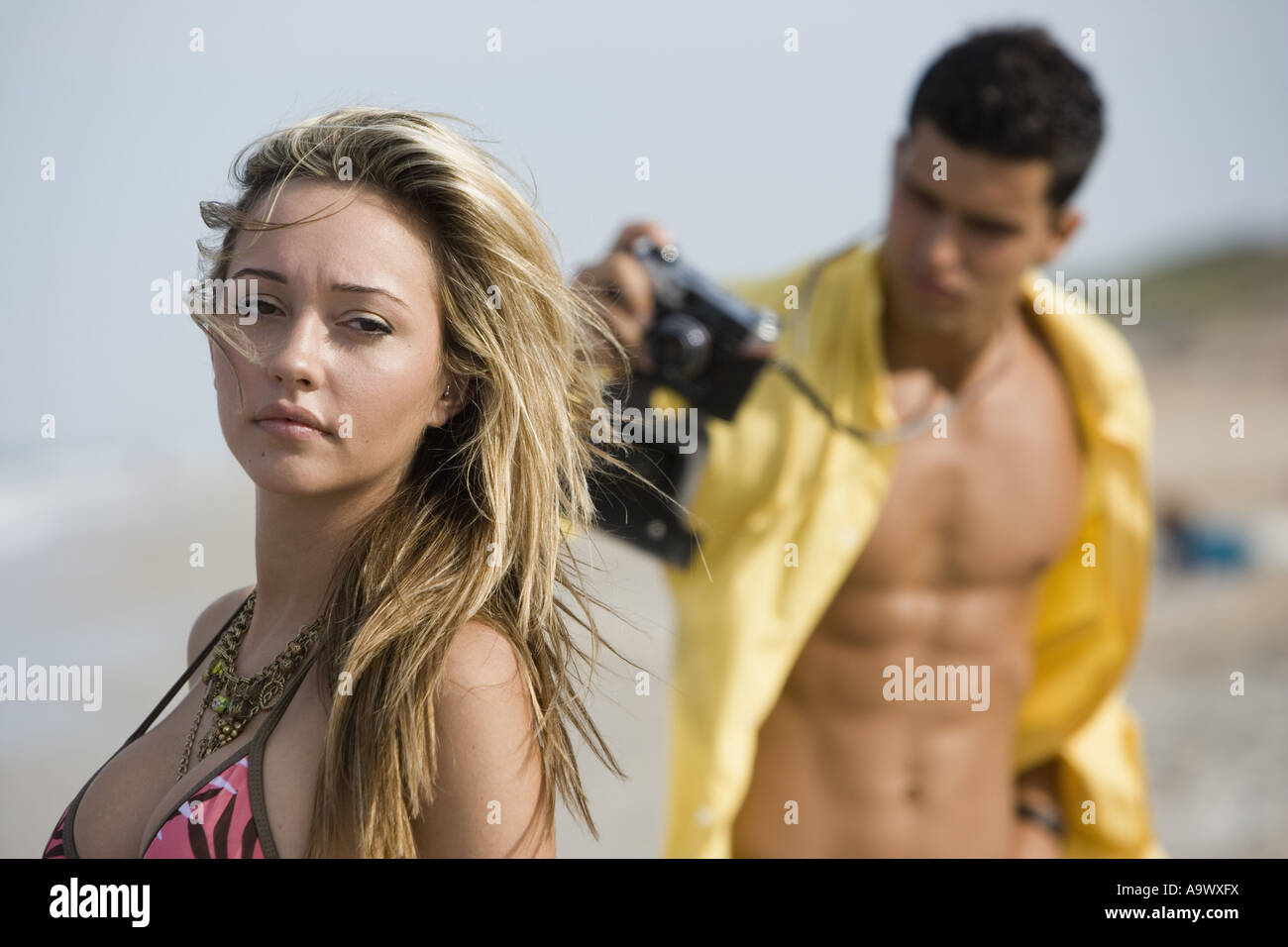 Giovane donna fotografare in costume da bagno Foto Stock