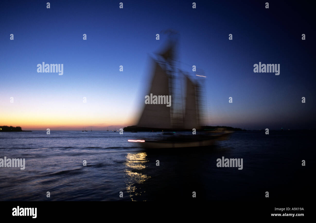 Sagoma offuscata della nave a vela contro il cielo del tramonto. Key West, Florida, Stati Uniti. Foto Stock