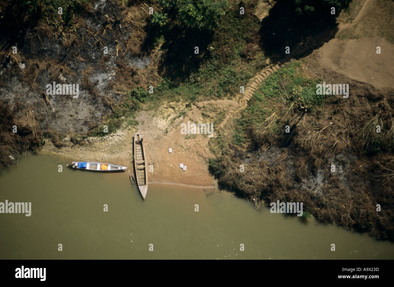 Villaggio Bacaja, Brasile. Vista aerea del fiume accesso con due barche e passaggi; Xicrin tribù indiana, Amazon. Foto Stock