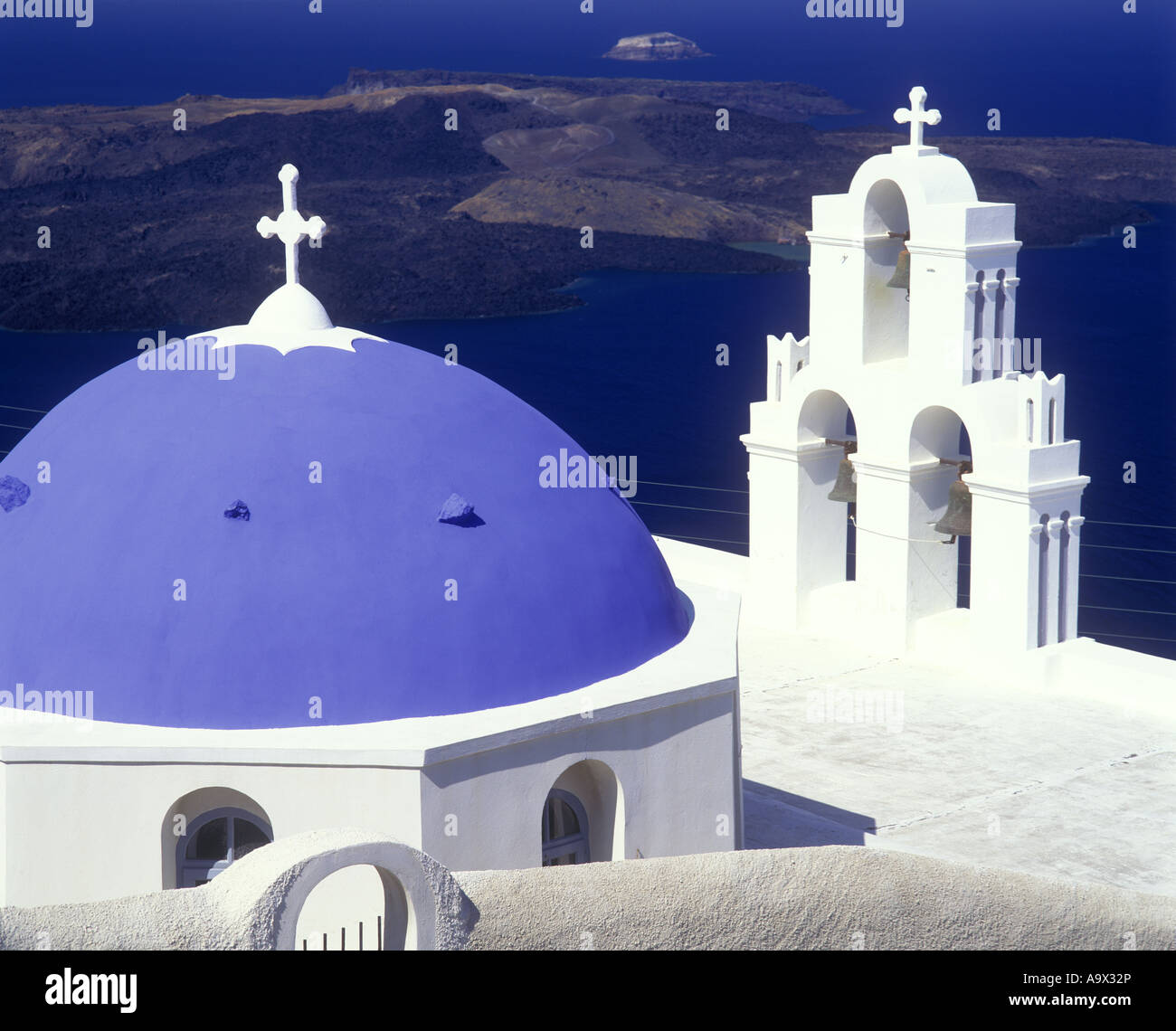 Cupola blu KIMIS THEOTOKOV CHIESA FIROSTEPHANI SANTORINI FIRA CICLADI ISOLA DEL MAR EGEO IN GRECIA Foto Stock