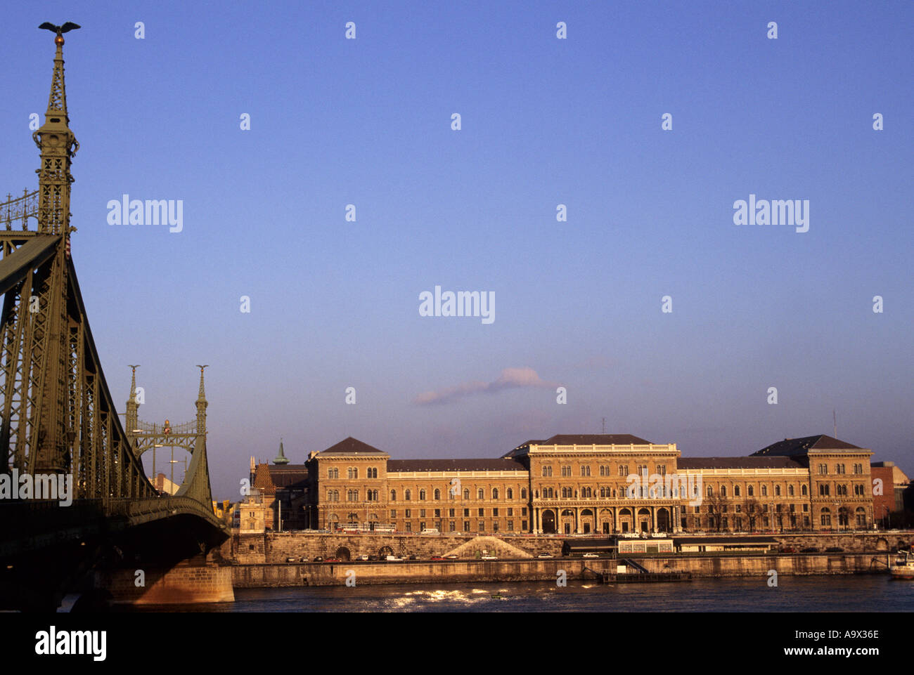 Budapest, Ungheria. Università di economia e il Ponte di Gellert. Foto Stock