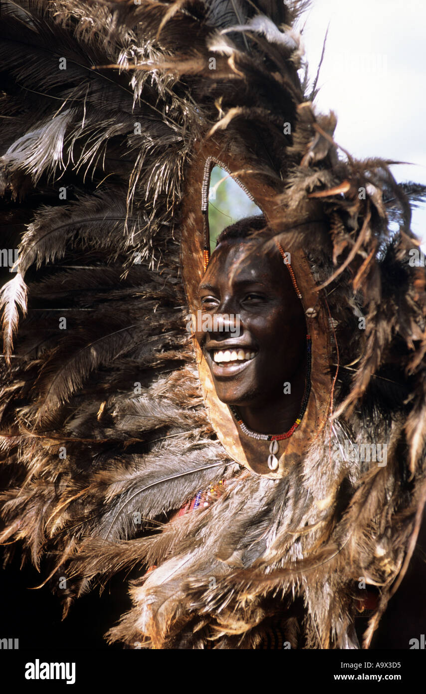 Lolgorian, Kenya. Siria Maasai Manyatta; "TESTA LEONE' moran con simbolico copricapo in piuma con perle e conchiglie cowrie. Foto Stock