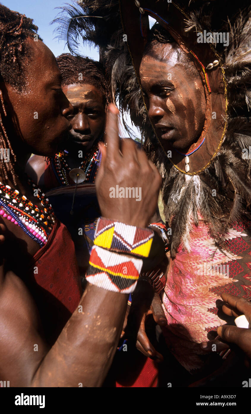 Lolgorian, Kenya. Siria Maasai Manyatta; "TESTA LEONE' moran con simbolico copricapo in piuma con perle e conchiglie cowrie. Foto Stock