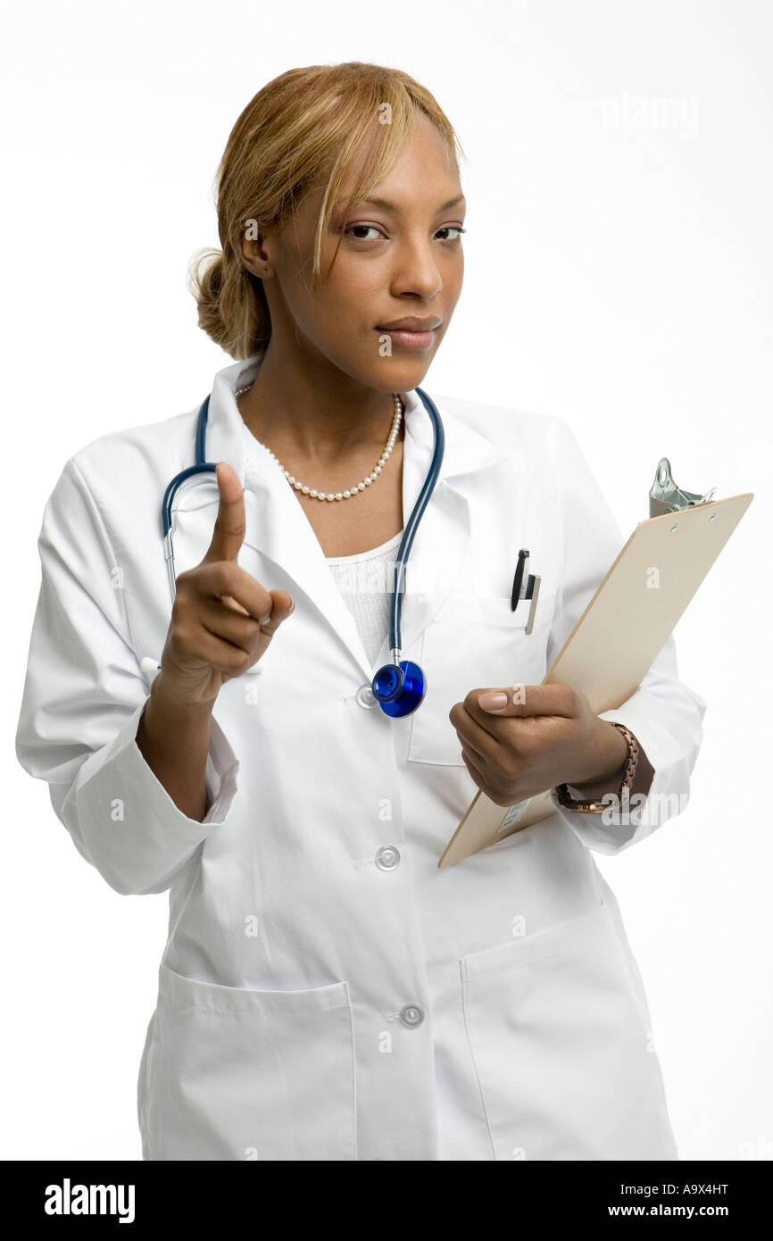 Medico ammonisce il paziente con un dito puntato che indossa un mantello bianco Foto Stock