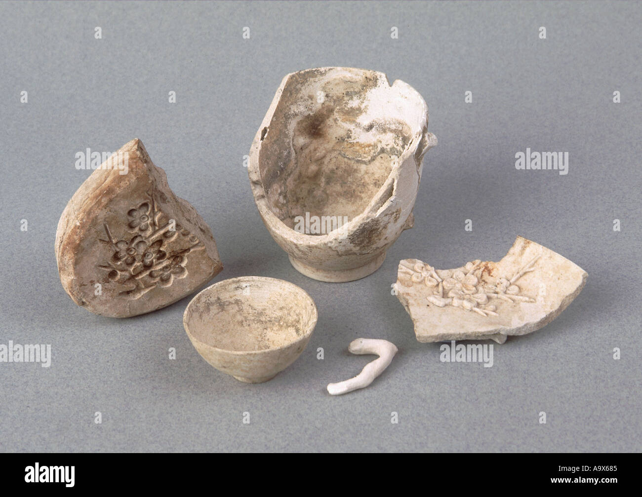 Prua cocci di porcellana da scavo del sito della fabbrica a Newham GB UK Foto Stock