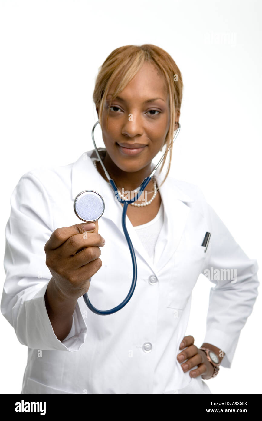 Giovane, nero. medico donna in camice bianco può contenere fino a uno  stetoscopio verso la telecamera Foto stock - Alamy