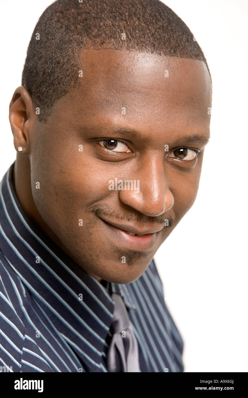 Giovane uomo nero in giacca e cravatta che indossa un piccolo diamante  orecchini Foto stock - Alamy
