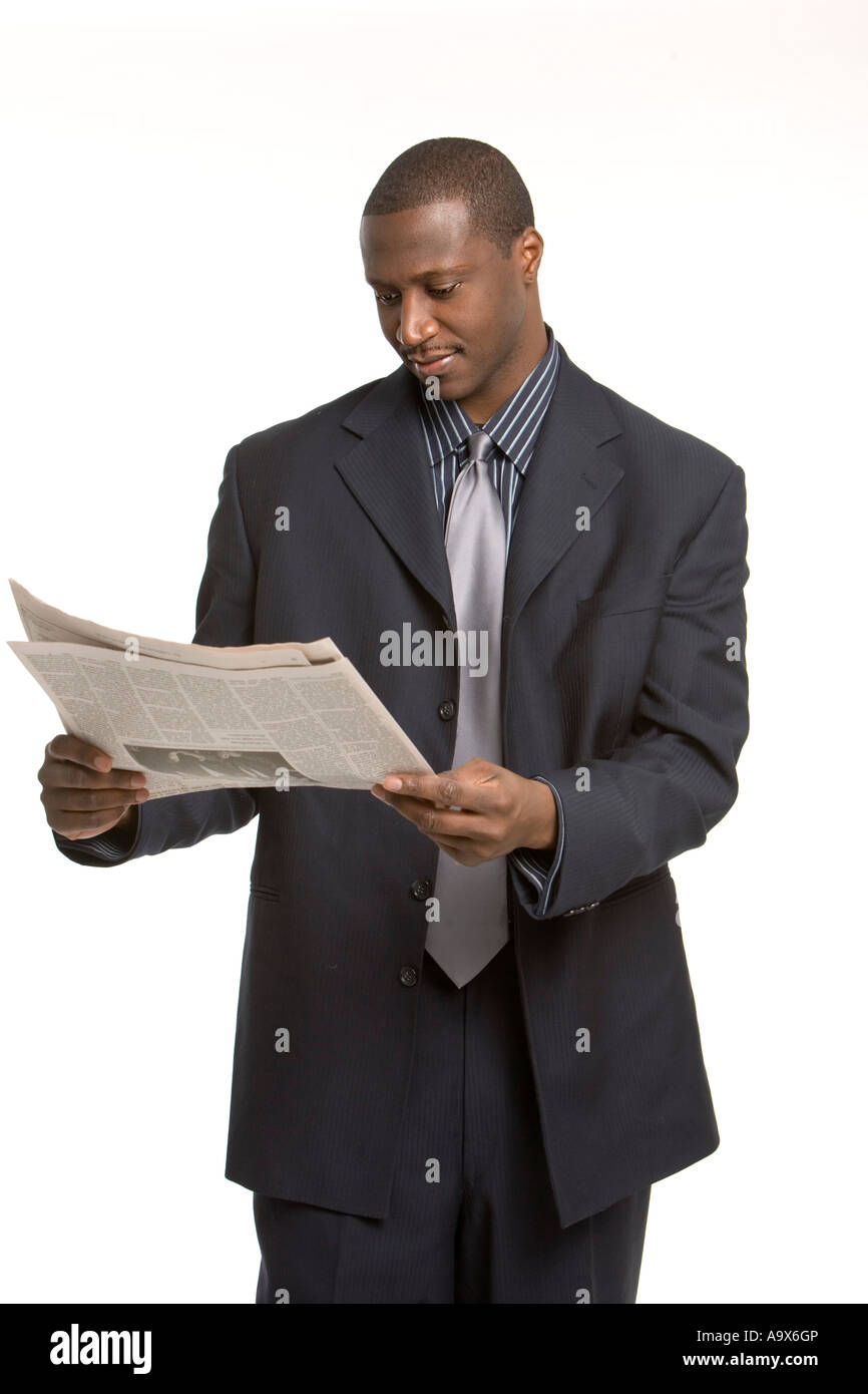 Giovane imprenditore nero che indossa un vestito e cravatta e leggendo un giornale Foto Stock