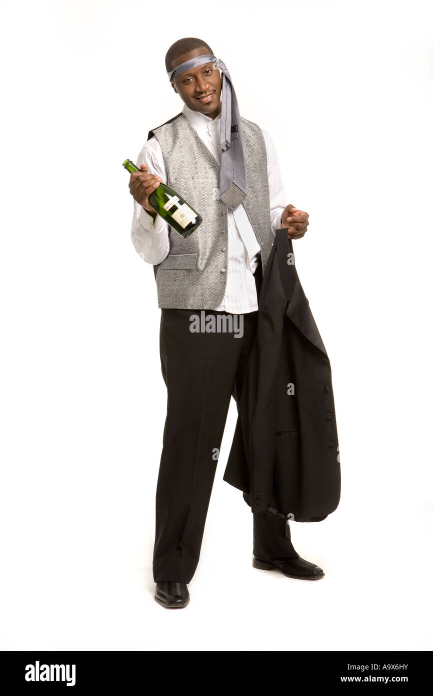 Attraente giovane formale abiti nuziali ha avuto troppo da bere e ha legato  la sua cravatta intorno alla sua testa Foto stock - Alamy