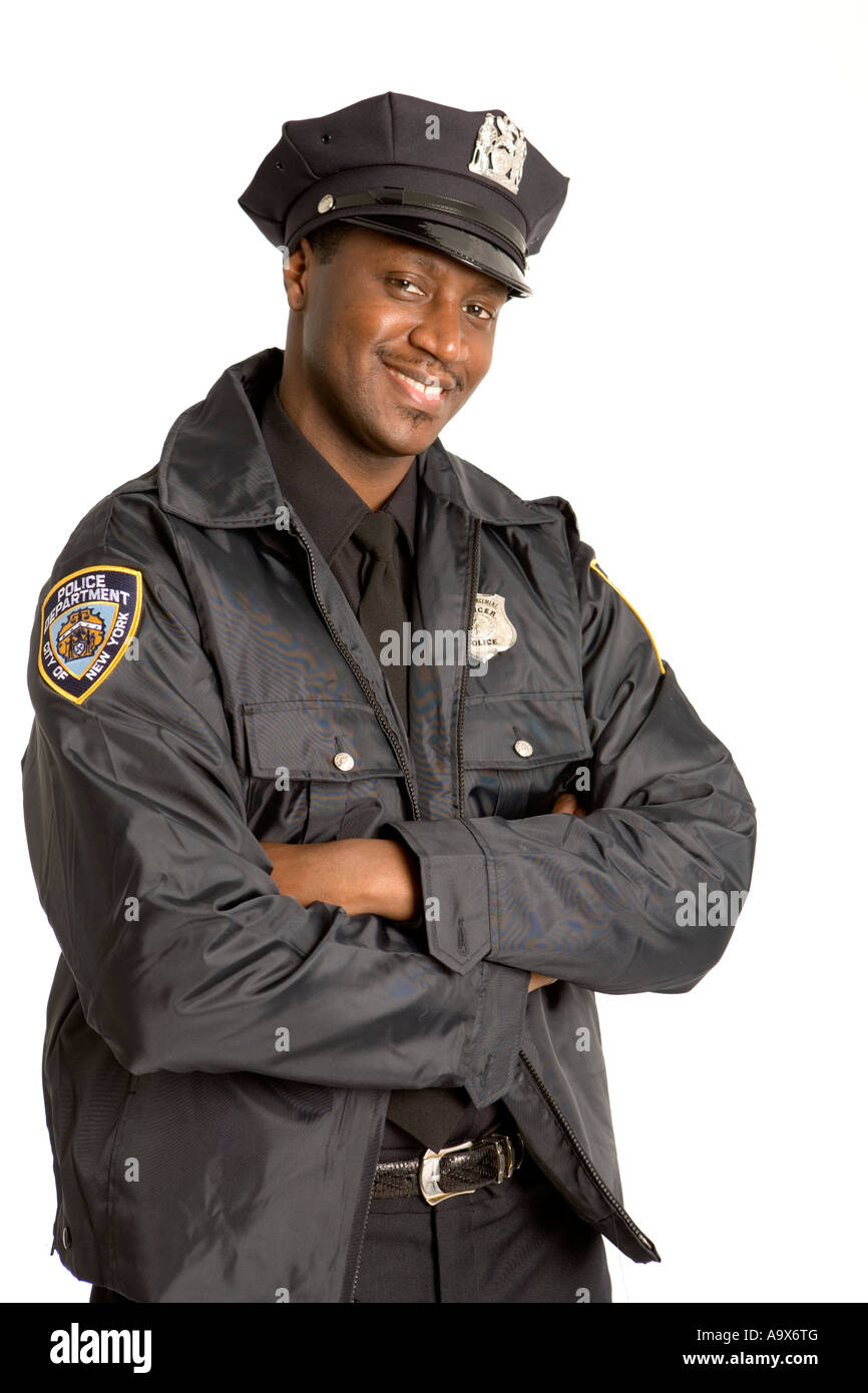 Giovane poliziotto americano sorrisi a telecamera in uniforme e con le braccia incrociate Foto stock Alamy