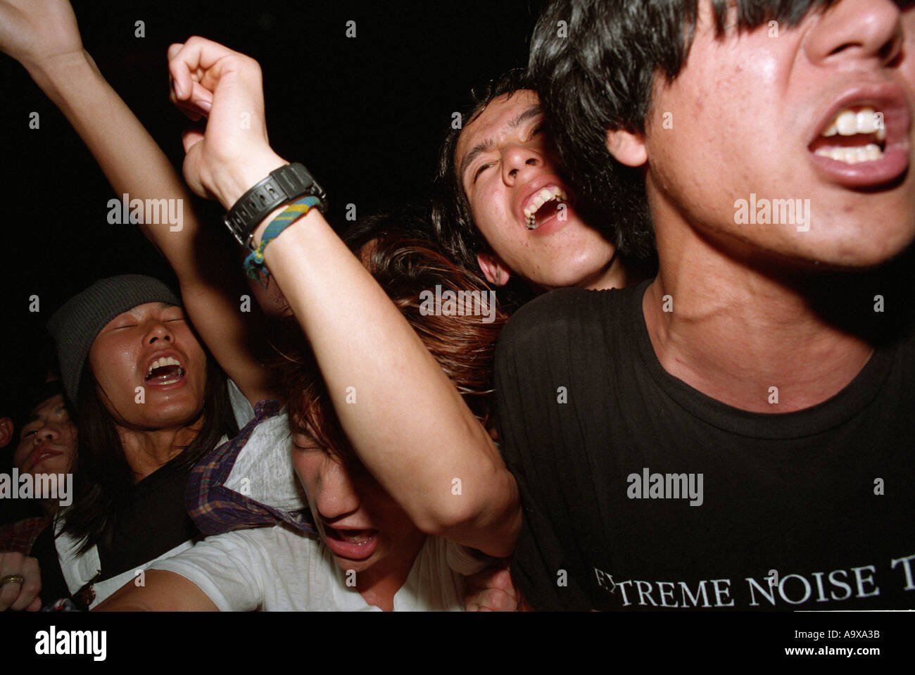 I giovani giapponesi a un concerto rock a Tokyo Foto Stock