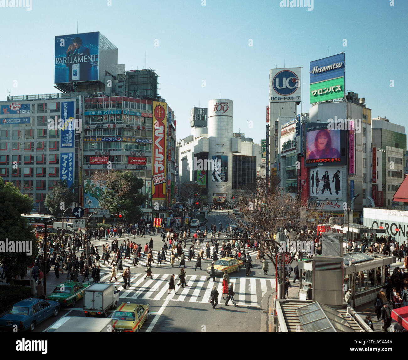 Shibuya attraversamento pedonale con persone e 109 edificio nel contesto il Giappone Foto Stock