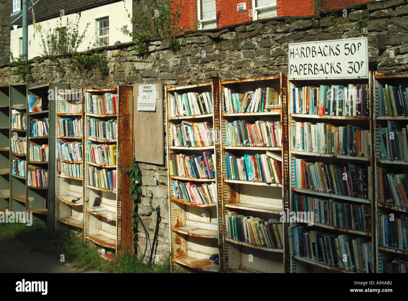 Hay on Wye Honesty Bookshop firma self service vendendo dischi rigidi a basso prezzo a 50p e libri cartacei a 30p librerie all'aperto Powys Wales UK Foto Stock