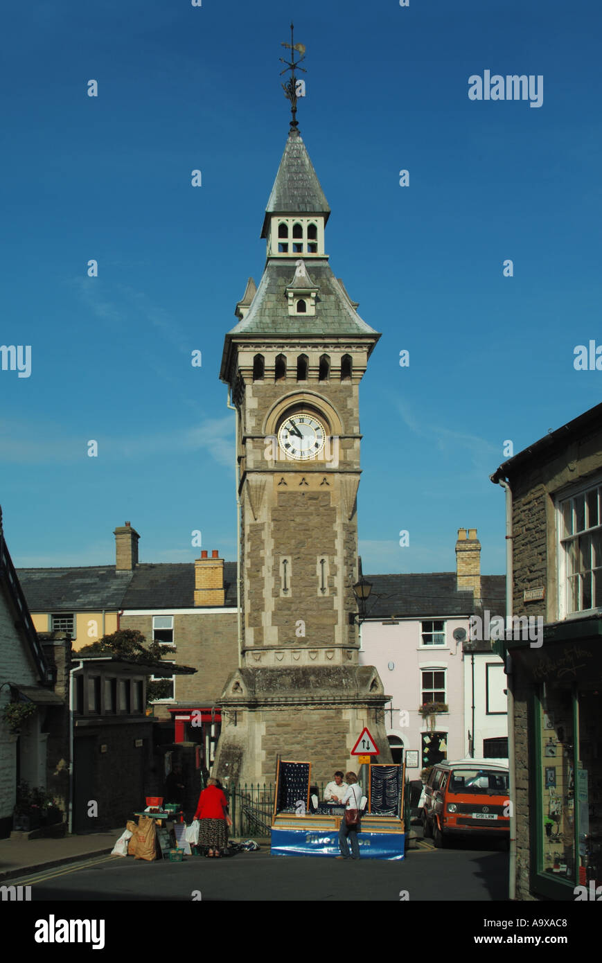Hay on Wye clock tower con stallo del mercato Foto Stock