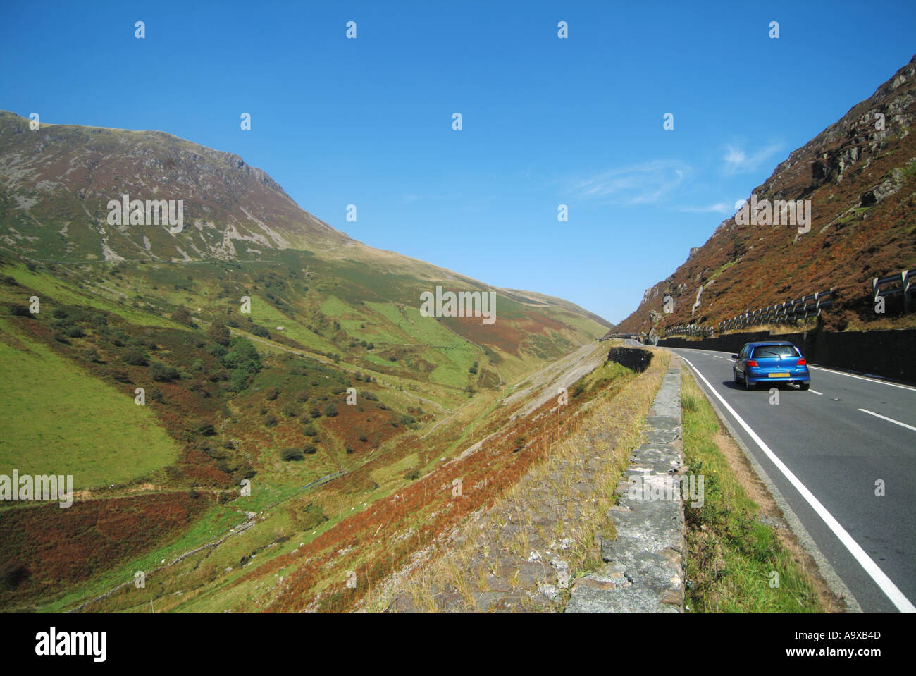 Automobilismo in Snowdonia A487 road verso Dolgellau e aspro paesaggio di cader Idris nota barriere utilizzato per trattenere la caduta di massi Foto Stock