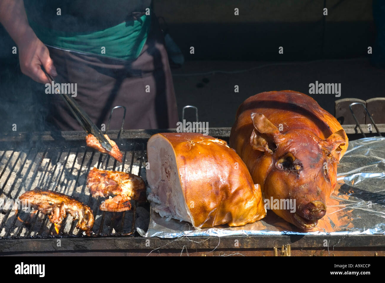La carne di maiale essendo preparato durante il giorno di maggio a Praga Repubblica Ceca UE Foto Stock