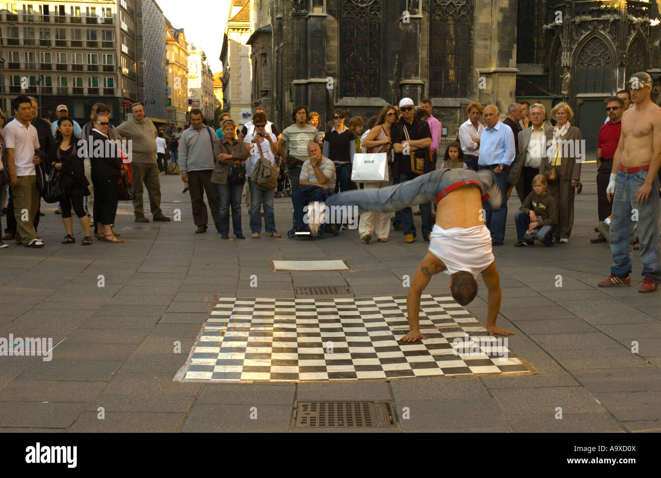 Street performer nella piazza del Duomo di Santo Stefano a Vienna Austria Foto Stock