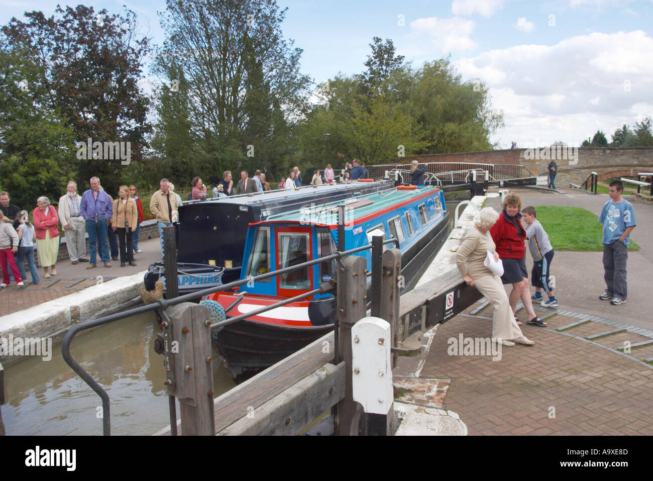 Barche lasciando le serrature a Stoke Bruerne sul Grand Union Canal Inghilterra Foto Stock