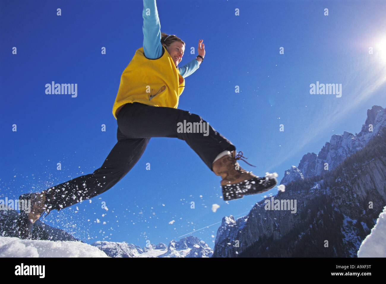 Femmina wanderer jumping Foto Stock