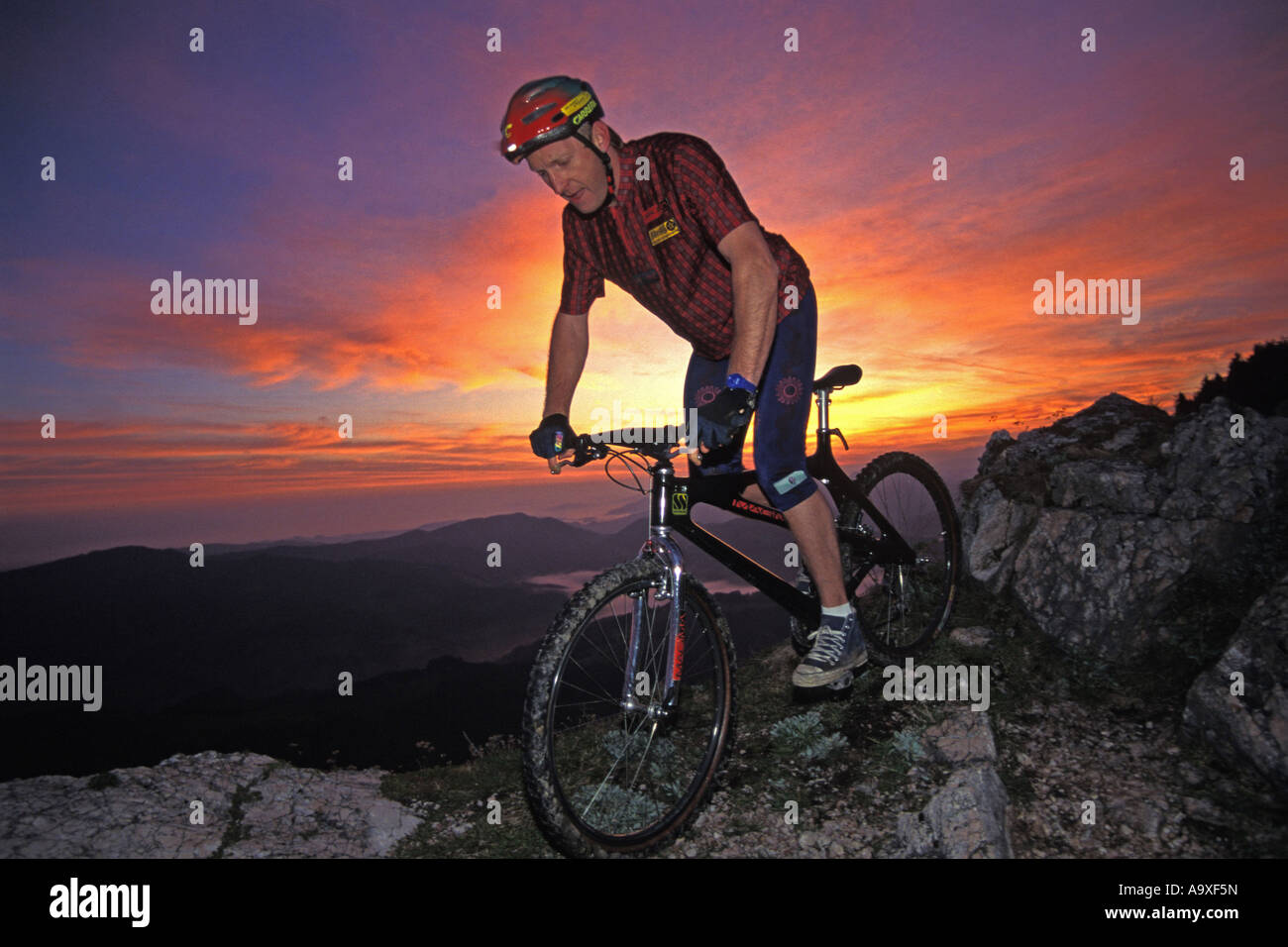 Mountainbiker al tramonto Foto Stock
