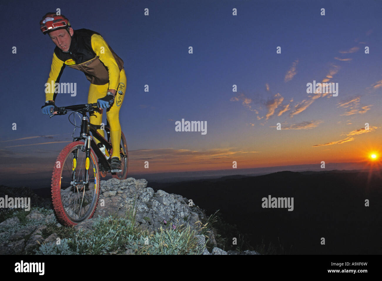 Mountainbiker al tramonto Foto Stock