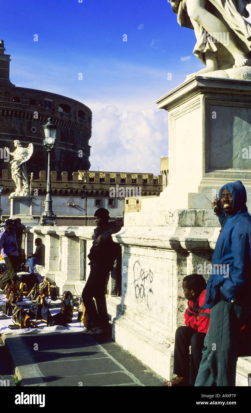 Roma, Michelangelo Bridge, venditori ambulanti vendono borsette sul marciapiede Foto Stock