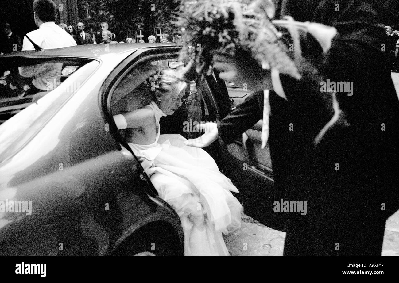 La Polonia, a Lodz, sposo sposa di ricezione in auto (B&W) Foto Stock