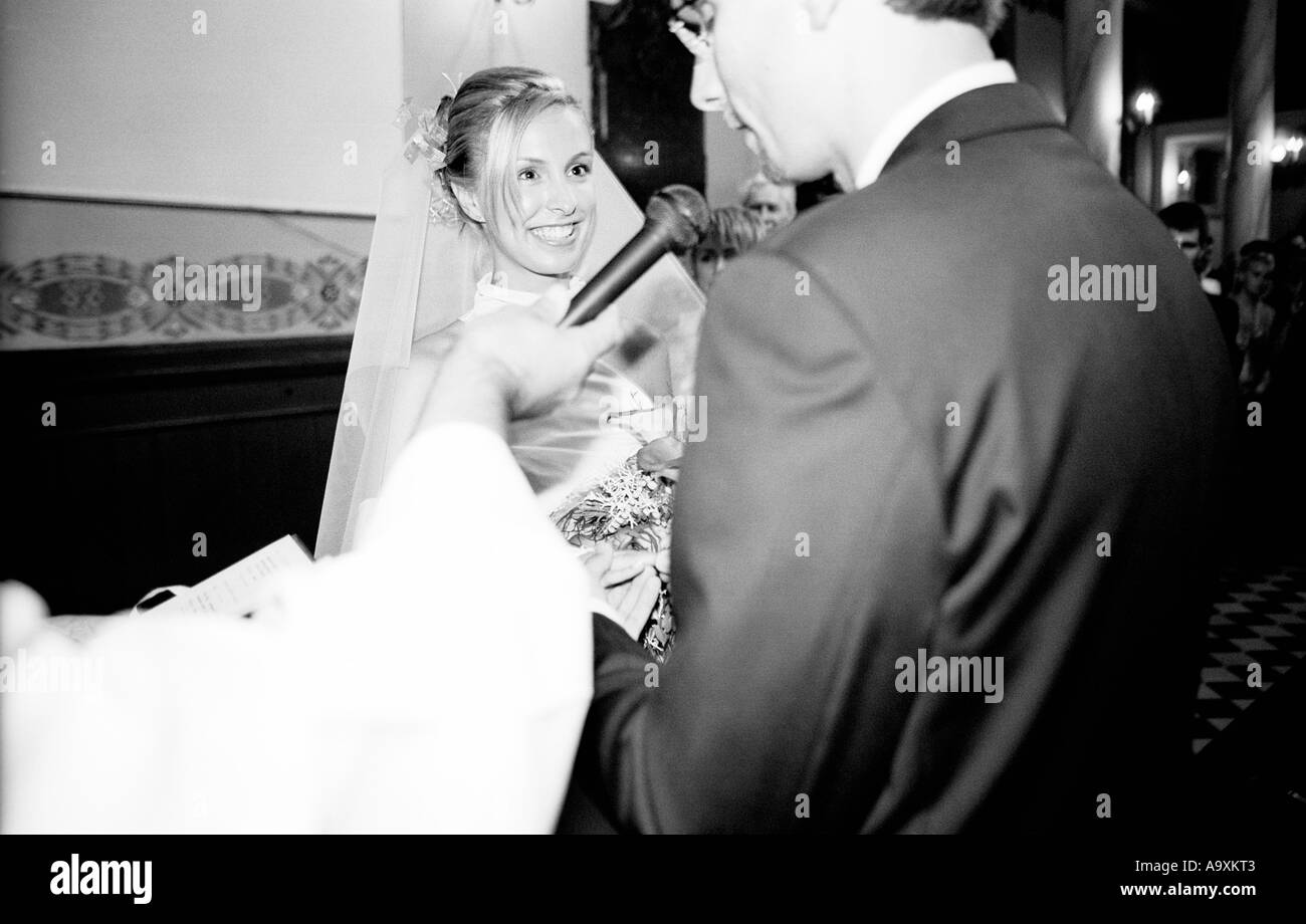 La Polonia, a Lodz, sposa e lo sposo lo scambio di voti nella chiesa, vista laterale (B&W) Foto Stock