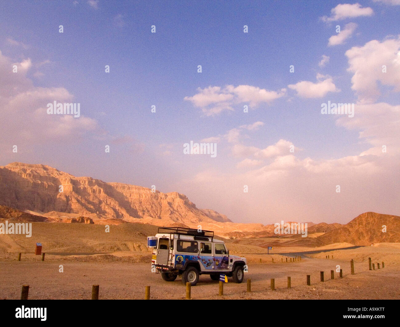 4 x 4 veicolo parcheggiato in un laico -da nel deserto di Negev Israele Foto Stock