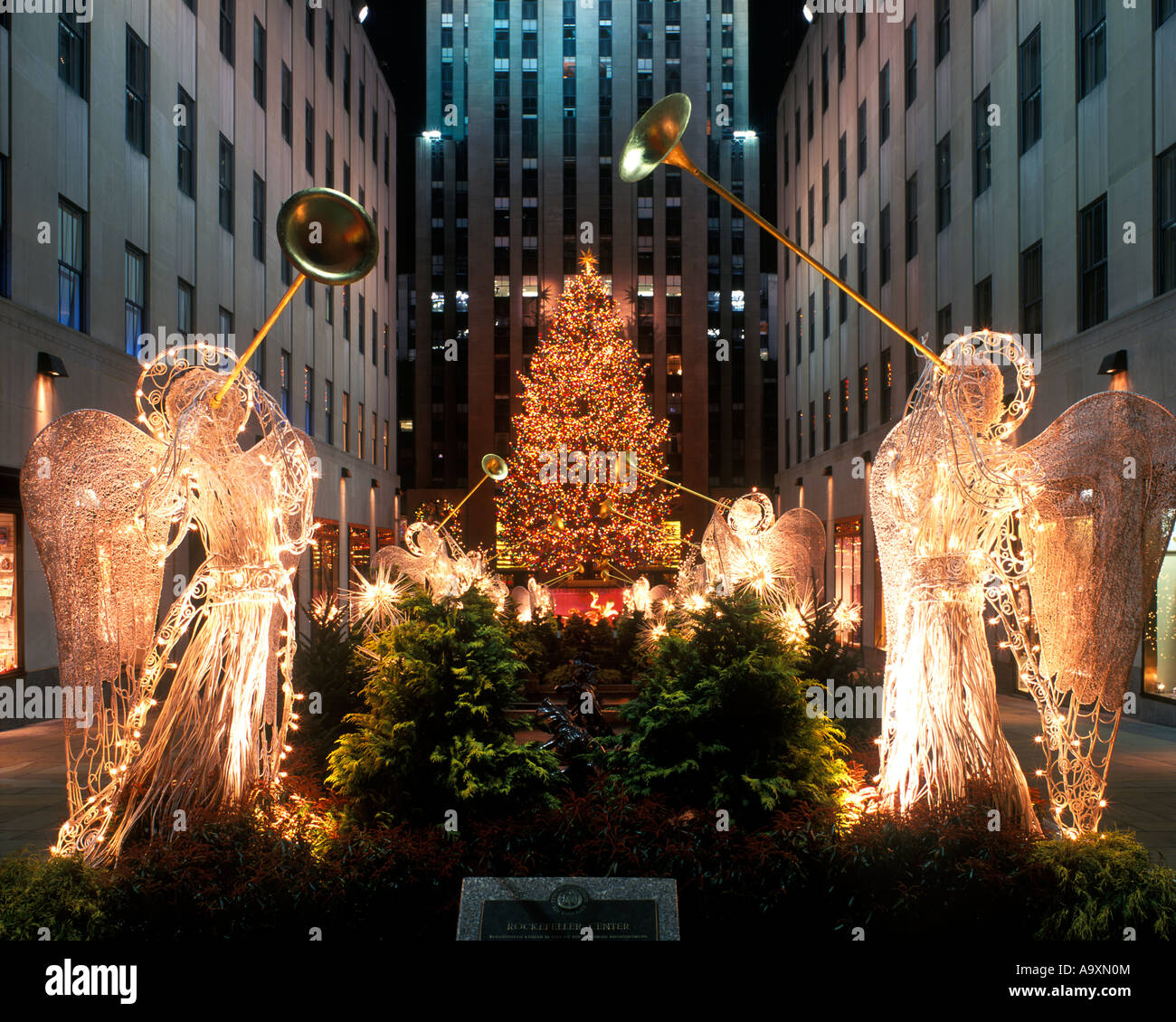 Albero di Natale angeli ROCKEFELLER CENTER (©RAYMOND cofano 1939) Fifth  Avenue di Manhattan A NEW YORK CITY USA Foto stock - Alamy